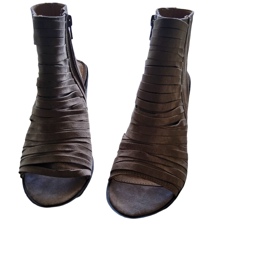 New Directions block heel sandals